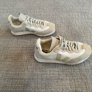 Veja size 6 tennis shoes